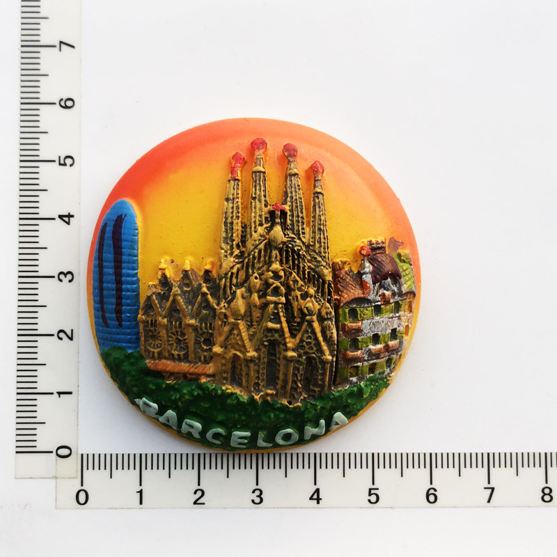 La colorida Sagrada Familia circular en Barcelona.