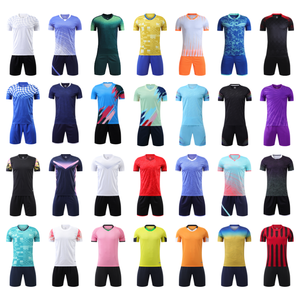 เสื้อฟุตบอลประเภท FCB เสื้อฟุตบอลลายทางสีน้ำเงินแดงพิมพ์โลโก้ที่กำหนดเองผ้าระบายอากาศสำหรับผู้ชายแฟนเยาวชนสั่งซื้อจำนวนมาก - Product Image 6