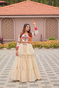 Léhenga Choli spécial Navratri avec broderie Gamthi, en pur coton, richement orné de miroirs et de dentelle Sikka, longueur ras du sol, design traditionnel pour les fêtes - Product Image 2