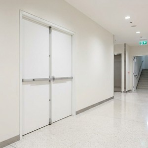 Porta di Sicurezza Moderna in Acciaio Zincato Bianco a Doppia Anta, Resistente al Fuoco per 2 Ore, con Chiudiporta Automatico per Centri Commerciali - Product Image 1