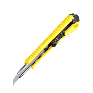 Cuchillo utilitario Jingfeng con hoja de 9 mm, plástico amarillo, retráctil manual, para cortar y trabajar manualidades. - Product Image 5