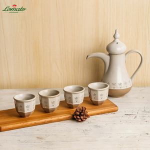 Juego de tazas de café Dallah de cerámica con relieve vintage y bandeja de madera, juego de té con logotipo personalizado para Emiratos Árabes Unidos y Arabia Saudita, venta al por mayor. - Product Image 4