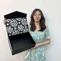 Boîte d'emballage en papier de carton de vêtements noirs de luxe avec logo personnalisé Boîte de t-shirt d'expédition magnétique UV globale haut de gamme pour chandails