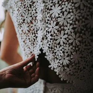 Tissu de dentelle de robe de mariée de broderie de mariage de Guipure de petite fleur de soleil blanche