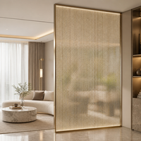 Cloison décorative en verre avec intercouche en maille métallique or champagne sur mesure, rétroéclairée par LED, pour hall d'entrée d'hôtel