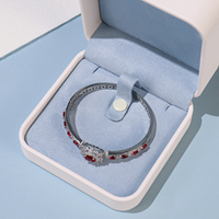 Boîte d'emballage de bijoux de luxe en cuir PU carré haut de gamme avec logo personnalisé pour collier, bracelet, boucles d'oreilles, bague