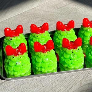 Juguete Antiestrés de Silicona con Forma de Mini Árbol de Navidad y Lazo - Juguete de Mano Suave para Aliviar el Estrés, Diseño Festivo para Niños, Regalo Navideño - Product Image 3