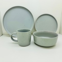 Service de table en grès élégant et luxueux |   Ensemble de 4 assiettes et bols en céramique grise |   Étanche et anti-fuite |   Compatible lave-vaisselle et four |   Accueil