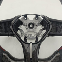 Volant de direction pratique en fibre de carbone perforée avec surpiqûres rouges et bande supérieure pour Infiniti Q50 – Vente chaude