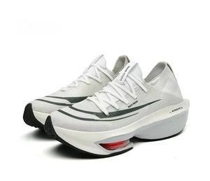 รองเท้าวิ่งผู้ชายรุ่นใหม่ปี 2026 สำหรับฤดูร้อน น้ำหนักเบา กันลื่น ระบายอากาศได้ดี พร้อมพื้นรองรับแรงกระแทก เหมาะสำหรับวิ่งและใส่ลำลอง - Product Image 5