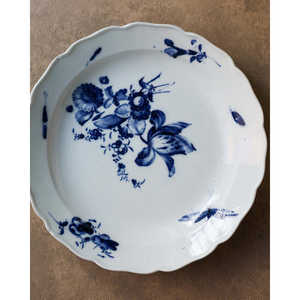 Plat de service artisanal Mirellas Meissen avec motif floral bleu et insectes, personnalisable pour mariages et hôtels, échantillon disponible - Product Image 4