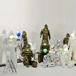 Estatua de Figura con Capucha de Fibra de Vidrio de Tamaño Real, Cromada Plateada, Adorno para Exhibición en Tiendas, Escultura de Moda de Arte Callejero - Product Image 5