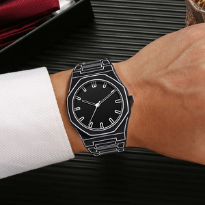 Montre-bracelet unique pour homme, design de bande dessinée 2D, contraste blanc et noir, mouvement à quartz, montre tendance pour homme - Product Image 6