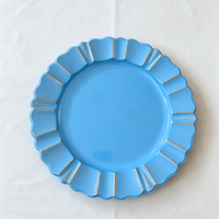Assiettes de présentation bleu ciel à bord festonné avec détails dorés, en plastique jetable, pour la mise en table de mariages et fêtes d'anniversaire