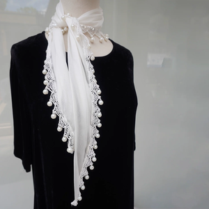 Voile de mariée blanc en dentelle, châle triangulaire, foulard à perles et pompons pour mariage, église et usage quotidien - Product Image 2