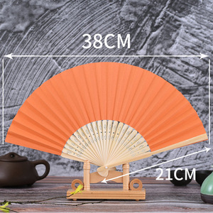 Ventilador de bambú plegable de mano portátil personalizado para mujeres MOQ bajo estilo de arte popular diseño tallado para regalos de negocios de fiesta - Product Image 4