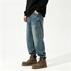 Jeans Cargo da <span class=keywords><strong>Uomo</strong></span> <span class=keywords><strong>con</strong></span> Rivetti, Stile Vintage Lavato, Vestibilità Ampia, Grandi Tasche <span class=keywords><strong>Laterali</strong></span> <span class=keywords><strong>con</strong></span> Borchie Metalliche, Gamba Affusolata, <span class=keywords><strong>Pantaloni</strong></span> in Denim Stile Streetwear - Product Image 3