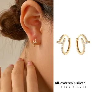 Boucles d'oreilles Huggie en argent sterling 925 en forme de clou avec zircon pavé, bijoux minimalistes délicats - Product Image 1