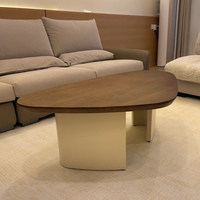 Table basse élégante et moderne à panneaux réglables, finition lisse en grain de bois naturel, pour les espaces contemporains de maisons et d'appartements