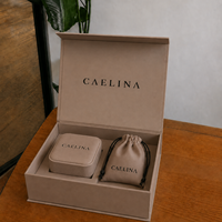 Coffret Cadeau de Luxe Fait Main avec Fermeture Magnétique, Personnalisable avec Logo, Emballage Gris Clair en Matière Recyclée, Étui en Velours avec Cordon de Serrage