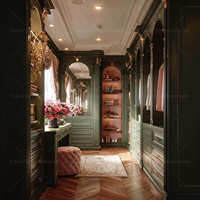 Armoire de luxe sur mesure en bois foncé, style vintage britannique, vert émeraude, avec rangement intégré aux fenêtres