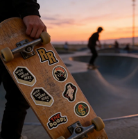Autocollants en vinyle imperméables personnalisés, découpés à la forme, logo anti-rayures, autocollants pour skateboard, résistants aux UV, étiquettes adhésives durables