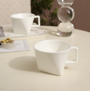 Mug à café en céramique asymétrique blanc moderne et élégant, logo personnalisé, tasse géométrique sculpturale pour hôtel, restaurant, cadeau de mariage - Product Image 4