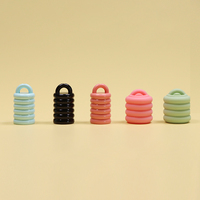 Tubes de brillant à lèvres personnalisés en gros, logo unique, vegan, sans cruauté, parfums fruités, soin, baume à lèvres teinté avec des breloques