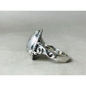 Vente en gros de bagues pour femmes personnalisées en forme de larme en pierre de lune bagues tendance en argent sterling 925 avec pierres précieuses d'Inde - Product Image 2