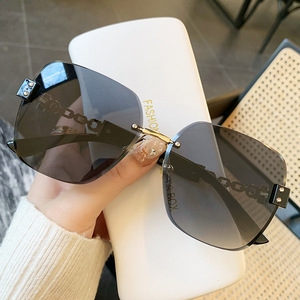 Lunettes de soleil sans monture dégradées UV400, rectangulaires, tendance, pour femmes, protection solaire adulte, emballage en boîte - Product Image 3