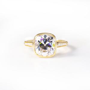Bague de mariage vintage en or jaune 18 carats avec moissanite taille ancienne européenne (OEC) de 4,5 carats, forme coussin, faite à la main sur mesure - Product Image 1