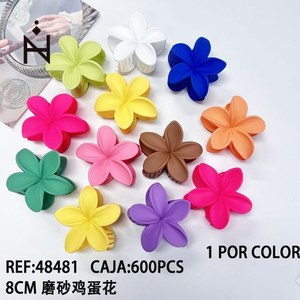 Fermaglio per capelli Frosted Frangipani a forma di fiore da 8 cm per donne e ragazze - Product Image 3