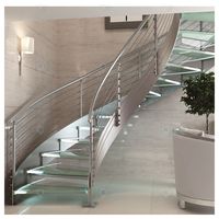 Escalier courbé en bois poli sur mesure Prima Indoor Designer pour grand hall d'entrée