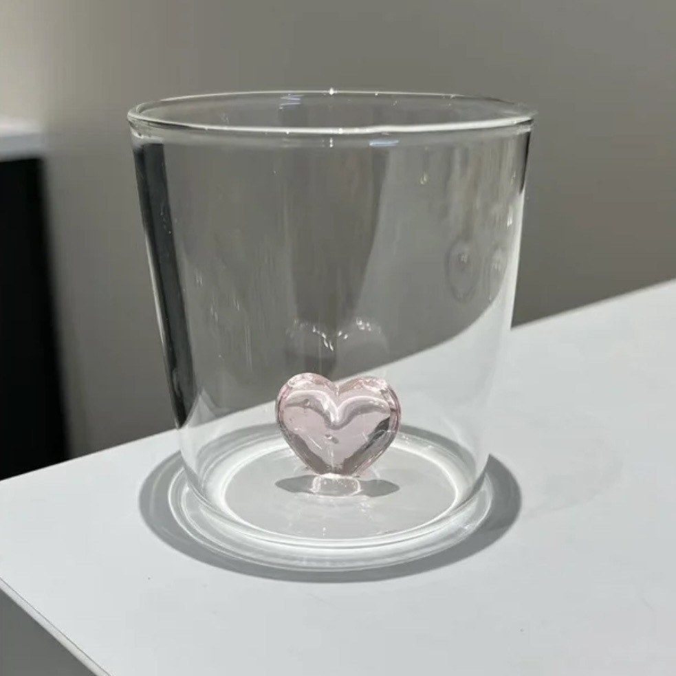 Cœur transparent à l'intérieur d'une tasse 3D