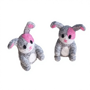 Conejito de Pascua de Fieltro y Hilo, Color Gris y Rosa, Hecho a Mano, Decoración de Interiores, Juguete Artesanal para Niños - Product Image 6