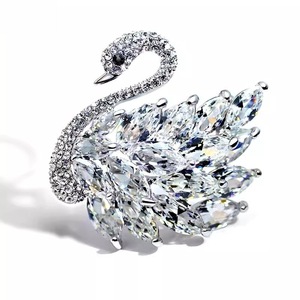 Exquisito broche de cisne de alta gama para mujer, con cristales, diseño de moda, accesorio de nicho para traje. - Product Image 2