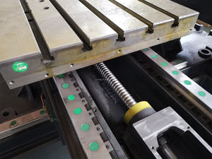 เครื่องจักรกลึงซีเอ็นซี 5 แกน VMC1890 ยี่ห้อ FANUC พร้อมฟังก์ชัน RTCP ความแม่นยำในการกำหนดตำแหน่ง 0.005 มม. ปรับแต่งได้ 24 หัวจับเครื่องมือ ATC สำหรับงานหนัก โลหะ - Product Image 2