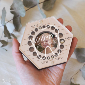 Scatola portaoggetti personalizzata OEM ODM a forma di cubo per conservare denti e ricordi, ideale come regalo per baby shower, primo taglio di capelli e conservazione dei denti della bambina. - Product Image 1