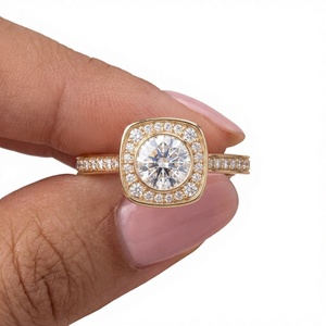 Élégante alliance de mariage en argent 925 avec zircon de laboratoire carré, serti en griffes, pierre latérale 0,40 carat, clarté VS2, plaqué rhodium - Product Image 1