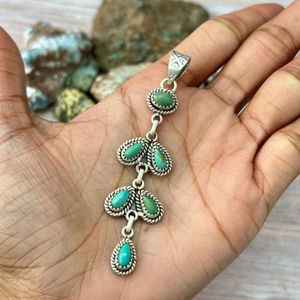 Dijes de Turquesa Kingman de Plata de Ley Hechos a Mano Naturales con Engaste de Bisel Chapado en Rodio y Oro para Joyería de Mujer - Product Image 1