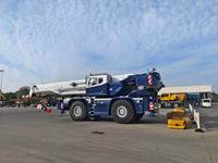 Grue tout-terrain de marque réputée XCR90 de 90 tonnes avec une hauteur de levage maximale de 63,1 m pour l'exploitation minière, la construction routière et la construction de ponts