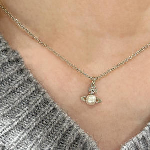 Conjunto de Joyería de Satén de Lujo Ligero y Elegante Empress Dowager Vivienne: Collar Geométrico de Media Cara con Perlas, Pendientes y Pulsera - Product Image 1