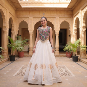 TENNECY Nuevo Lehenga Choli Tradicional Especial para Navratri, en tela romana con bordado Kutchi Gamthi y encaje Codi. - Product Image 1