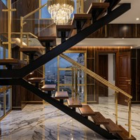 Escalier moderne du milieu du siècle à double poutre avec marches en bois flottantes