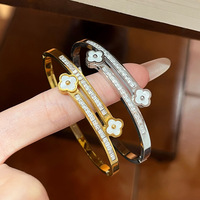 Bracelet manchette articulé en acier titane avec trèfle à quatre feuilles en nacre et strass en cristal, bijou cadeau