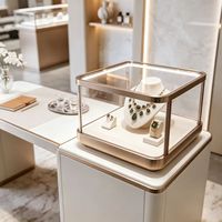 Vitrine d'exposition GZowin robuste et écologique avec éclairage LED, affichage couleur personnalisable et construction durable pour la vente au détail et les musées