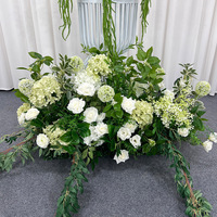 Centre de table de mariage artificiel sur mesure, arrangement floral artisanal d'hortensias et de roses pour la décoration d'événements et de fêtes