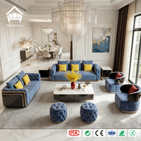 Ensemble de canapés capitonnés en velours bleu brumeux de luxe pour projet hôtelier et villa, table basse en marbre avec finition dorée, mobilier sur mesure complet pour toute la maison