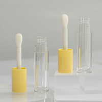 Tubes de rouge à lèvres vides en plastique transparent de 4,5 ml, personnalisables OEM/ODM, avec bouchon à vis, options d'impression couleur personnalisées, usine du Guangdong