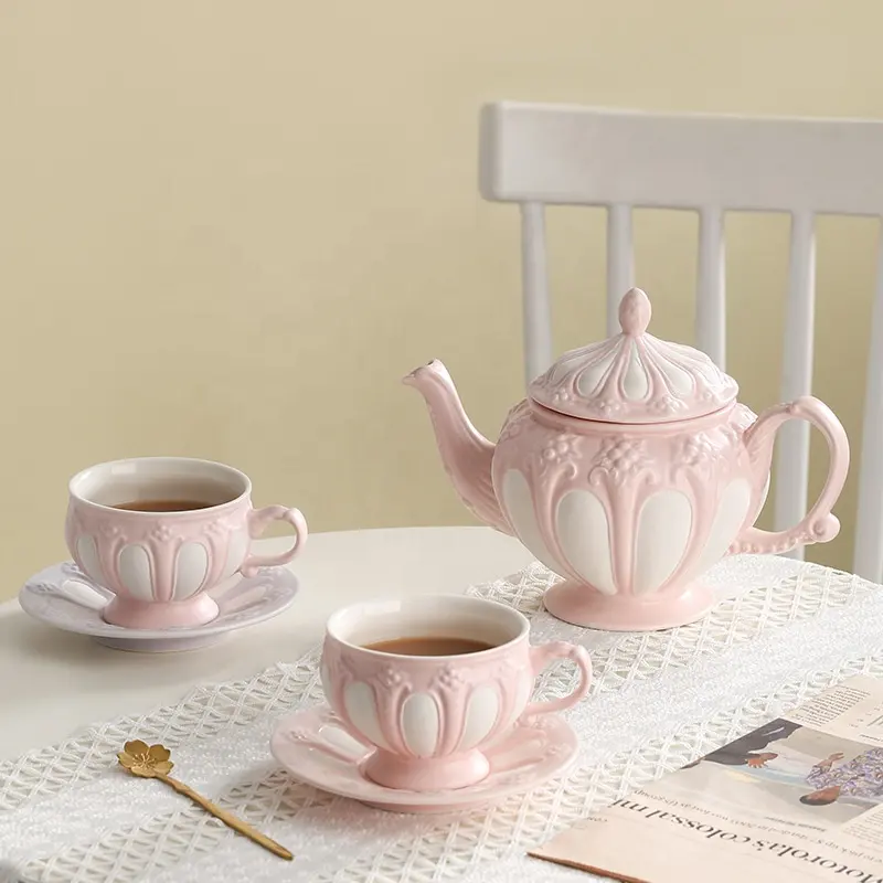 Set di tazze da caffè in porcellana rosa viola in ceramica vintage in rilievo europeo con piattino in ceramica